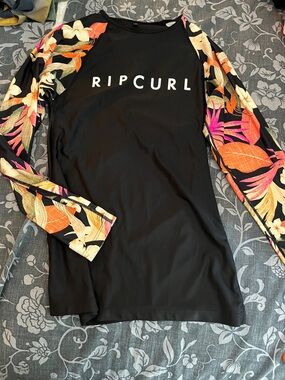 Rip Curl Black Rash Guard with Tropical Orange Pink Designs Women's Small